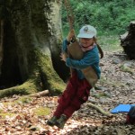 Charlotte auf der Baumschaukel.